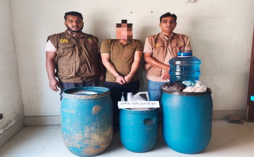 চট্টগ্রামে ডিবির অভিযান: চোলাই মদ, সরঞ্জাম ও কাঁচামালসহ যুবক আটক