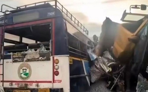 ভারতে বাস–ট্রাক সংঘর্ষে নিহত অন্তত ২০ জন