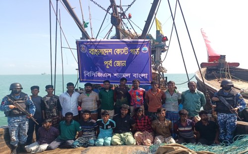 সেন্টমার্টিনে কোস্ট গার্ডের অভিযানে অবৈধ ট্রলিং বোট ও থাই জালসহ ১৯ জেলে আটক