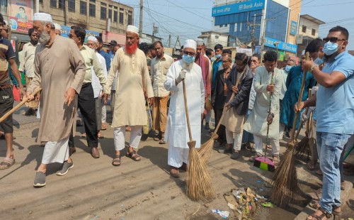 চট্টগ্রামে ঝাড়ু হাতে জামায়াত এমপি শাহজাহান চৌধুরী