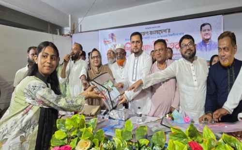 শিক্ষার্থীদের হাতে শিক্ষা উপকরণ, ভবিষ্যৎ গড়ার আহ্বান এমপির